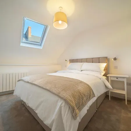 Homes No2 Newmans Mall *