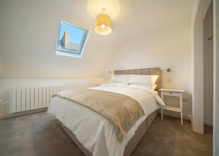 Homes No2 Newmans Mall *